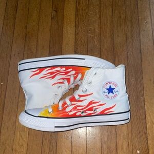 7.5 women’s Converse sneakers